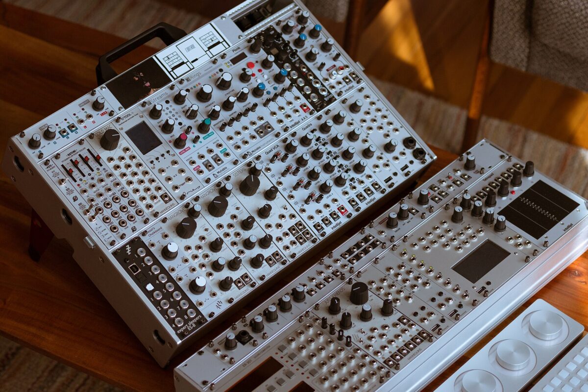 Un système modulaire au format Eurorack câblé