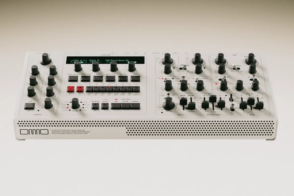 Synthétiseur desktop UDO DMNO ON vu de face