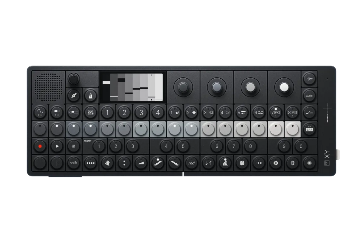 La groovebox OP-XY de Teenage Engineering vue de dessus : écran, quatre encodeurs et rangées de touches noires et grises