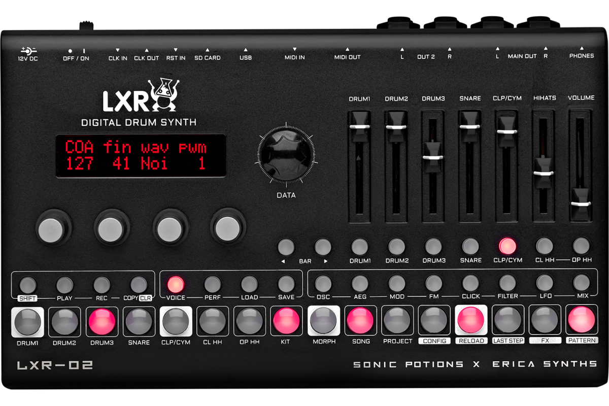 Face avant de la boîte à rythmes Erica Synths LXR-02 avec son écran rouge, ses curseurs de volume et ses pads lumineux