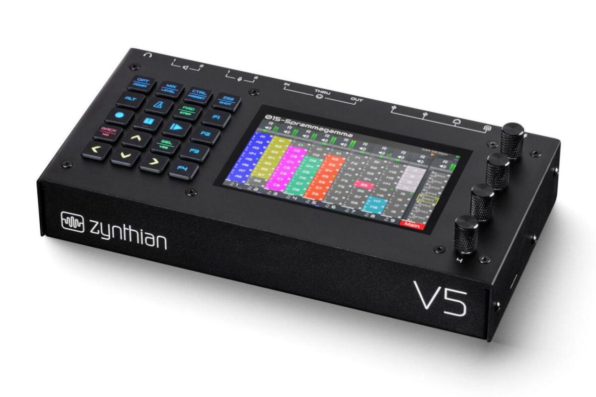 Boîtier Zynthian V5 noir vu de trois quarts, écran tactile affichant la grille colorée du nouveau Launcher, pavé de vingt touches à gauche et quatre encodeurs à droite