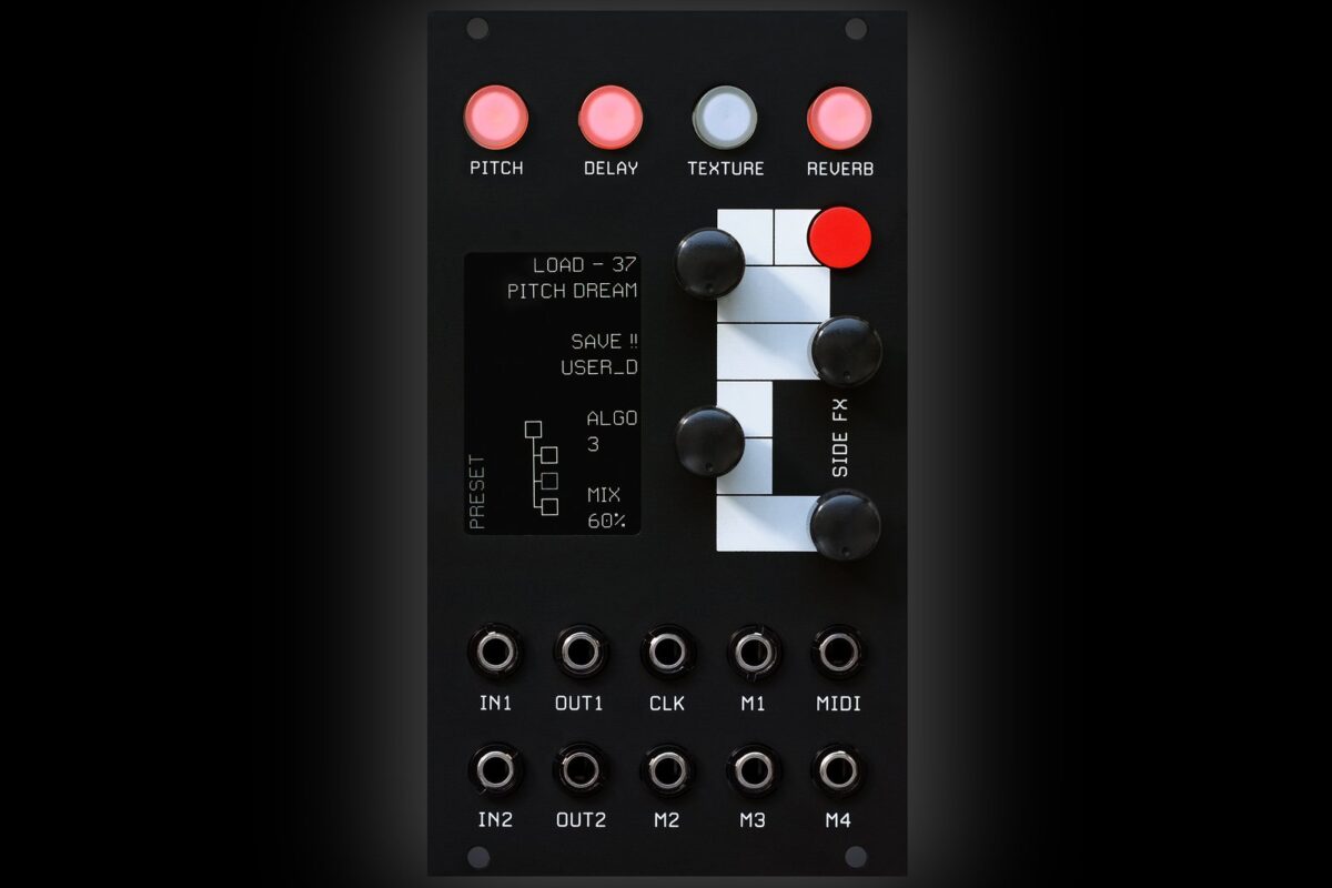Façade noire du module Side FX : quatre boutons lumineux Pitch, Delay, Texture et Reverb, un écran, quatre potentiomètres et deux rangées de jacks