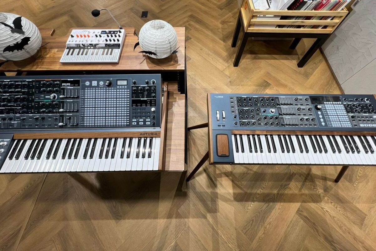 Vue de dessus de trois synthétiseurs Arturia : PolyBrute, MatrixBrute et MicroFreak