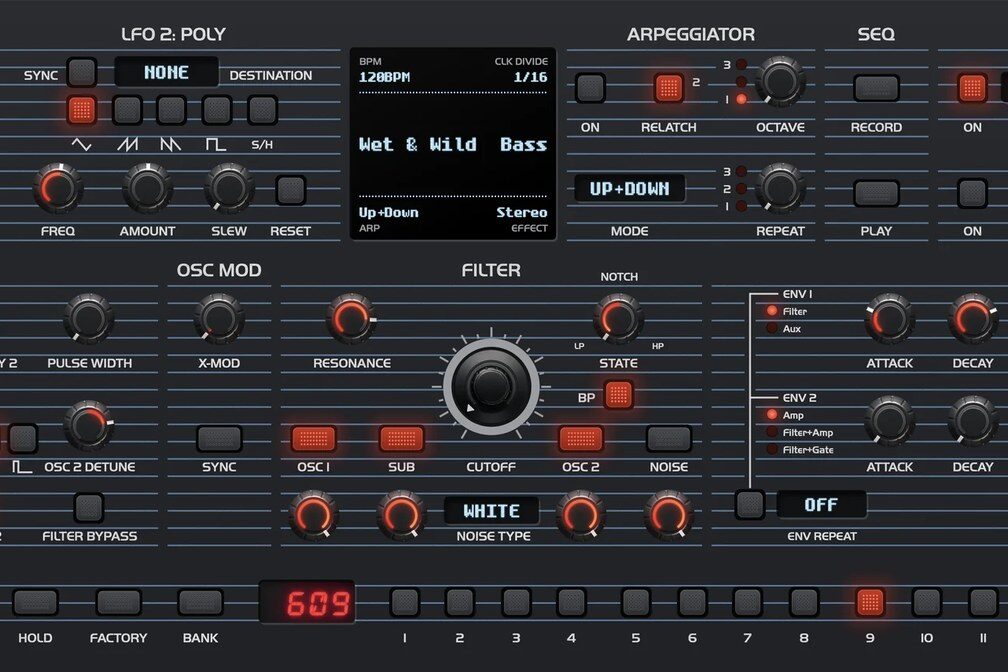 Interface du plugin TED-8 de discoDSP : sections oscillateurs, filtre, enveloppes, LFO, arpégiateur, séquenceur et effets, avec écran central